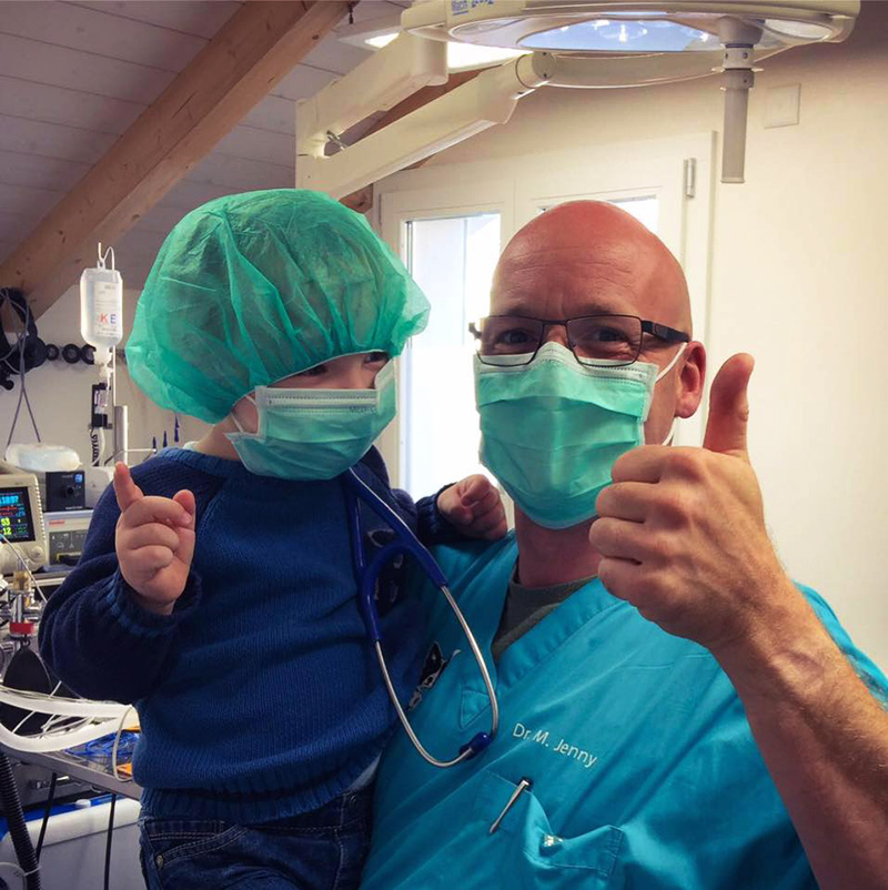 Herzlich Willkommen in unserer Kleintierpraxis in Sissach. Die persönliche Beziehung zu unseren Patienten und ihren Besitzern liegt uns am Herzen. Dabei hat das Wohlbefinden Ihres Tieres oberste Priorität. Die individuelle Betreuung und Beratung ist für uns selbstverständlich und wir nehmen uns entsprechend Zeit für Ihre Probleme und Fragen. Mithilfe unserer modernen Ausstattung wie digitalem Röntgen, Ultraschall, Endoskop und hauseigenem Labor sind wir in der Lage, schnell und breit gefächert zu diagnostizieren. Langjährige Erfahrung und regelmässige Weiterbildungen helfen uns, auch schwierige Fälle kompetent zu lösen. Wir freuen uns darauf, Sie und Ihren vierbeinigen Liebling kennen zu lernen! Vielen Dank für Ihr Interesse und Ihr Vertrauen. Dr. Martin Jenny und Team
